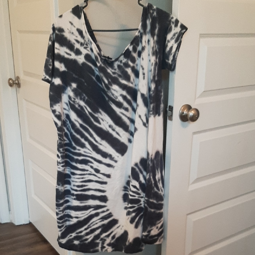 Torrid Black and White Relaxed Short Sleeve Tee